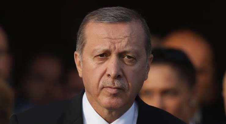 Za Erdogana je državni udar "božje darilo"; množica naj bi linčala in mučila pučiste