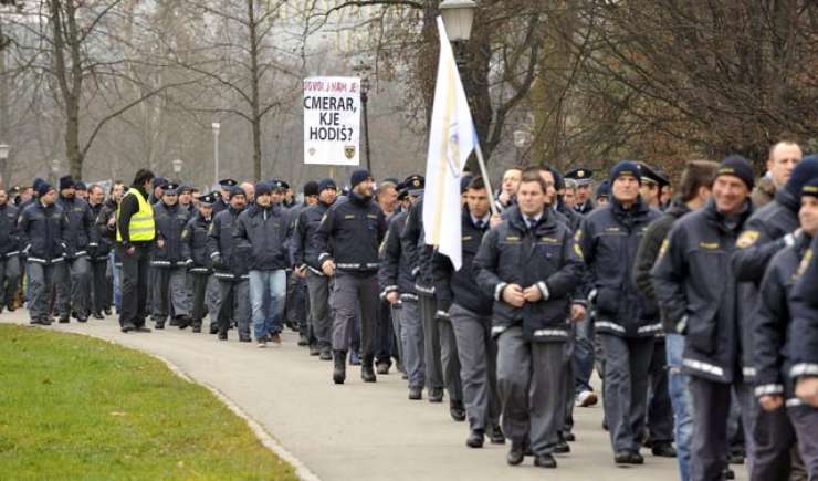 Policisti v času stavke "pridelali" za 10,3 milijona evrov manj glob