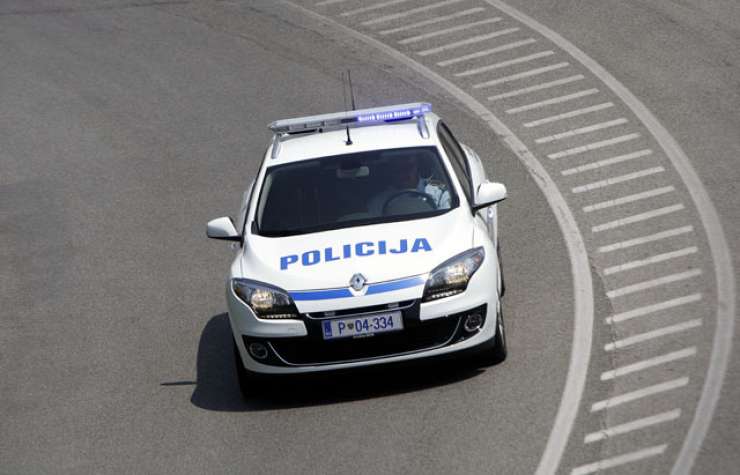 Podivjani Sevničan je policista z vozilom vlekel več deset metrov