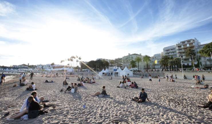 Zaradi terorizma so na plažah v Cannesu prepovedali velike torbe