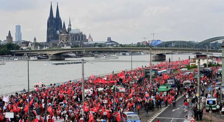 Turčija jezna, ker Nemci Erdoganu niso pustili nagovoriti privržencev v Kölnu