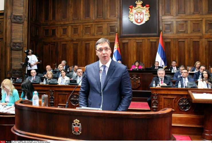 Opozicija pred srbsko skupščino zmerjala ministre in poslance Vučićeve vladne večine