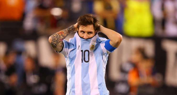 Messi bo vendarle še naprej igral za Argentino