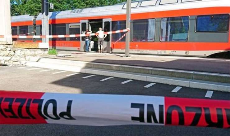 Moški na švicarskem vlaku zanetil požar in z nožem oklal šest ljudi