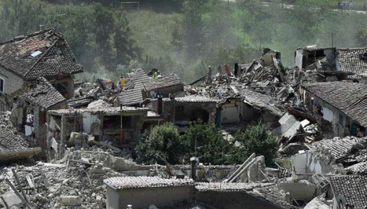 Strahovit potres v Italiji terjal najmanj 120 življenj