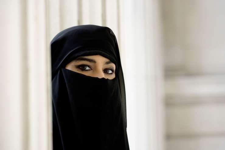 Na Danskem prva kazen zaradi zakrivanja obraza: žensko oglobili zaradi nikaba