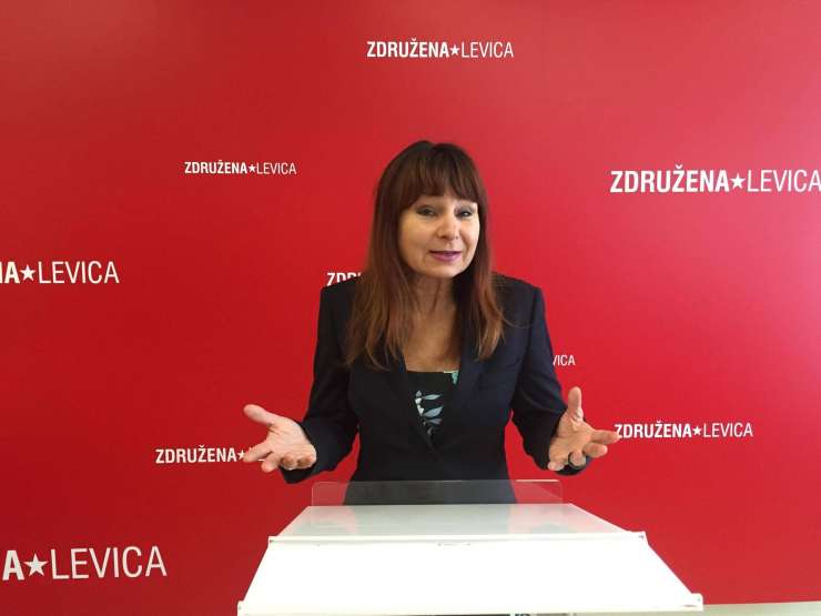 Violeta Tomič spet dela sramoto Levici in poslanskemu poklicu: anticepilcem zagotavlja, da nasprotuje cepljenju proti covidu