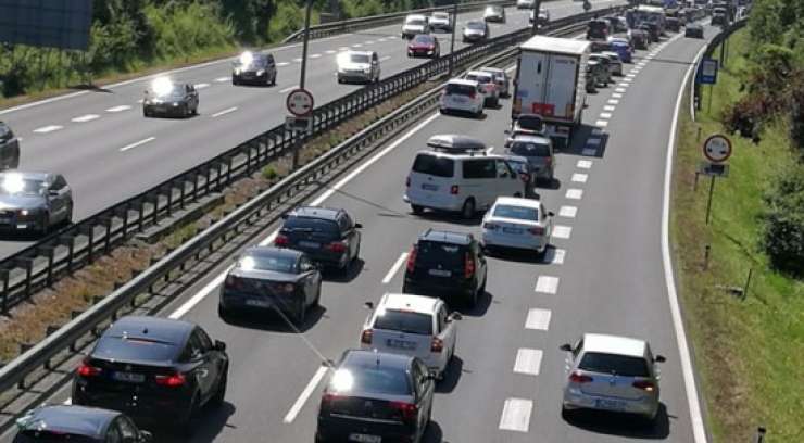 Zaradi prometne nesreče na ljubljanski obvoznici zaprt predor Golovec proti Malencam