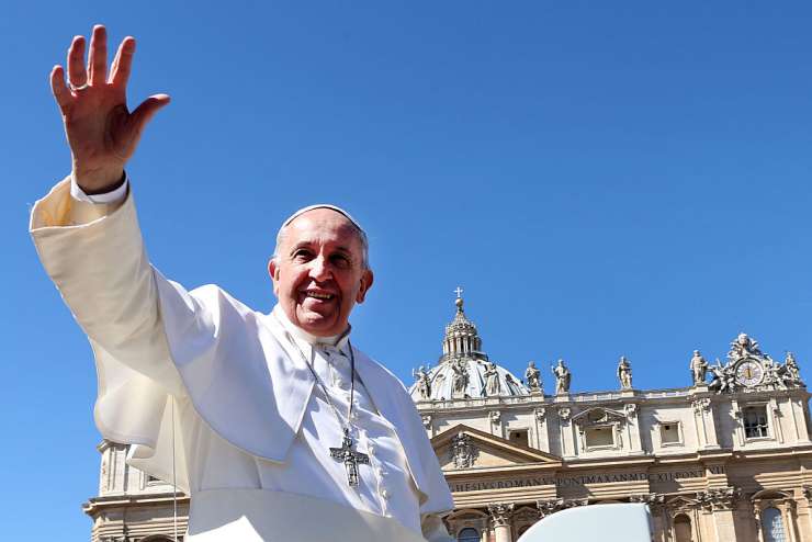 Papež Frančišek bi se proti terorizmu boril z dodatnim odpiranjem vrat migrantom