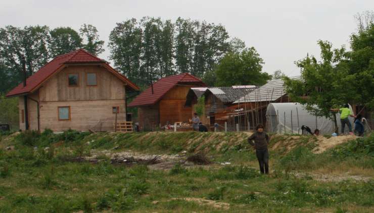 Očitki o manipulaciji Amnesty International z romsko družino iz Dobruške vasi
