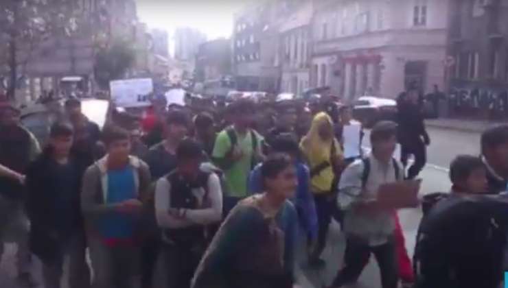 Upor migrantov v Beogradu: pretepi, kaos, blokada cest (VIDEO)