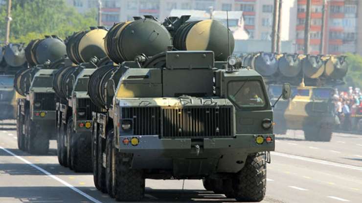 Rusija svojo bazo v Siriji okrepila z raketnim sistemom S-300; Američani protestirajo