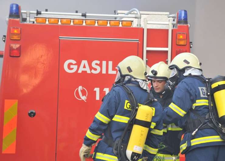 V kuhinji ljubljanske gostilne izbruhnil požar, dve osebi pristali v bolnišnici
