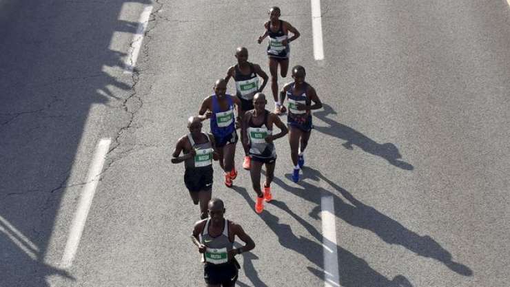 Kenijski tekači v solzah: ljubljanski policisti so jih "zapeljali" s proge in jih stali zmage
