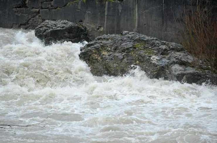 Zaradi močnega dežja lahko reke poplavljajo