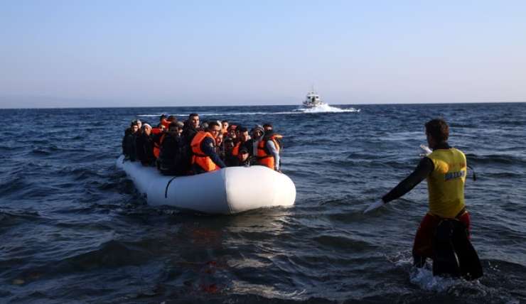 Na grških otokih rekordno število migrantov, Erdogan pa grozi, da bo v Evropo spustil sirske begunce