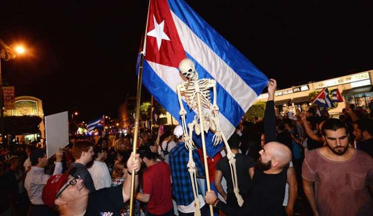 FOTO in VIDEO: Kubanci v ZDA slavijo: "Satan, Fidel je zdaj tvoj!"
