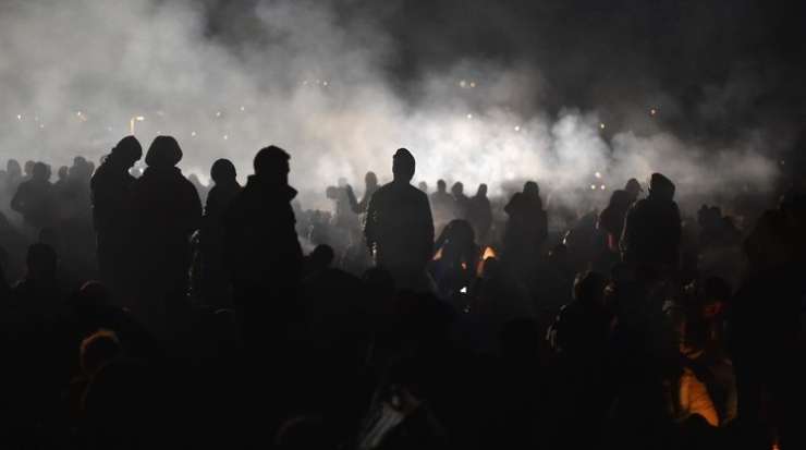 Množičen pretep nezakonitih migrantov v Bihaču: teplo se jih je več sto, policija jih je aretirala 11