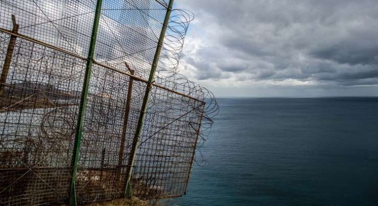 Migranti prebili ograjo in vdrli v špansko Ceuto
