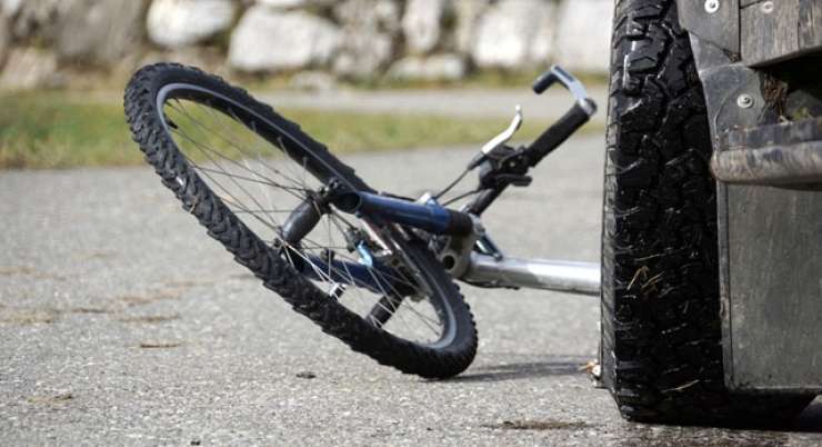 Pri Dornberku je 73-letnik trčil v otroka na kolesu in ga hudo poškodoval