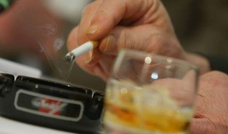 Poostren nadzor prodaje tobačnih izdelkov in alkohola mladoletnim