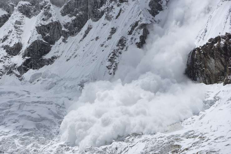 V snežnih plazovih v Alpah umrlo več ljudi, kar osem v Italiji