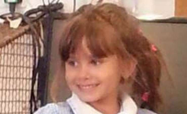 Britanska najstnica naj bi prerezala vrat sedemletni deklici