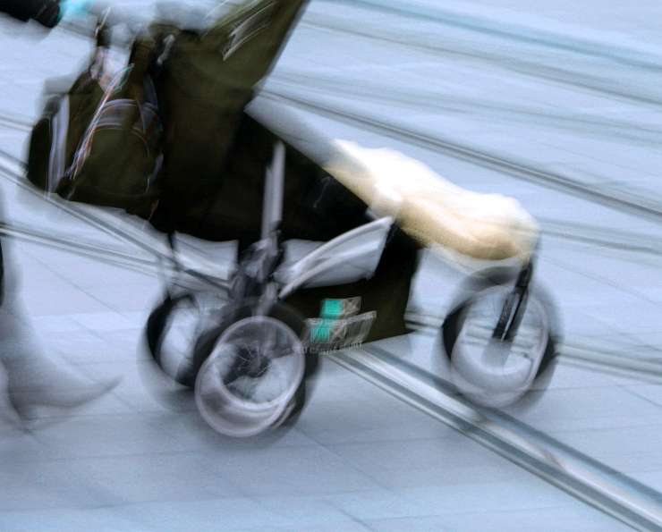 Srhljiv prizor v Medvodah: avto naravnost v žensko z otroškim vozičkom!