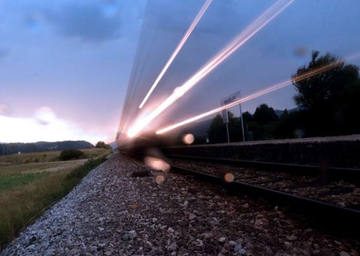 V Švici železničarji pobegnili z vlaka pred huligani