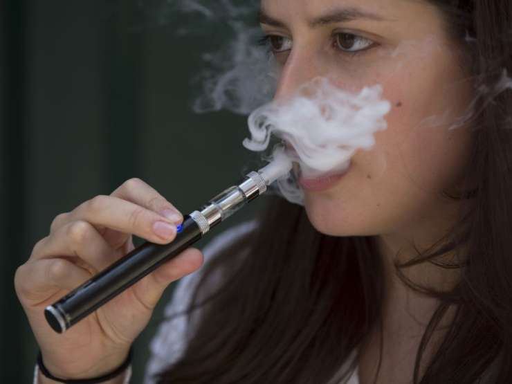 Nizozemska bo prepovedala elektronske cigarete z okusom jagode in manga