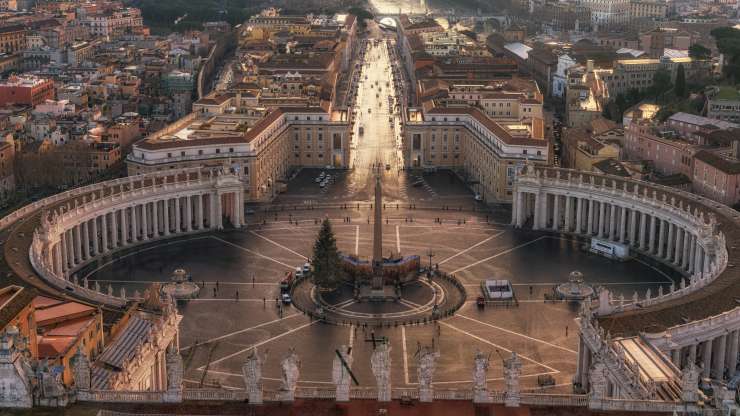Nekulturni obiskovalci v vatikanskem hramu kulture: žvečilni gumiji na starinskih klopeh