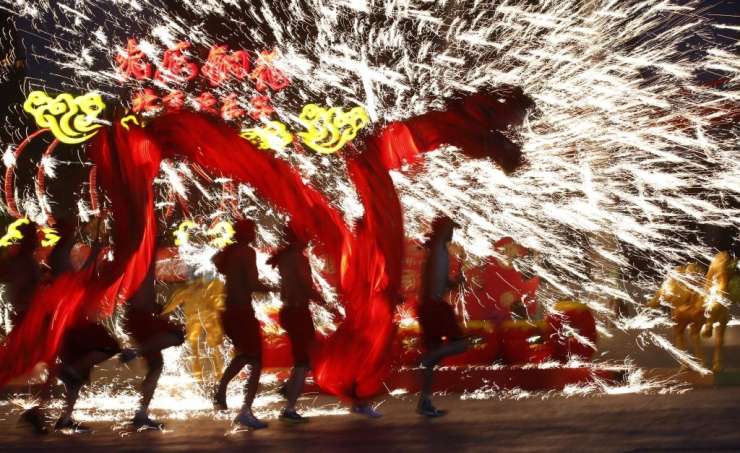 Kitajci vstopili v novo leto, a zaradi koronavirusa brez običajnega veseljačenja