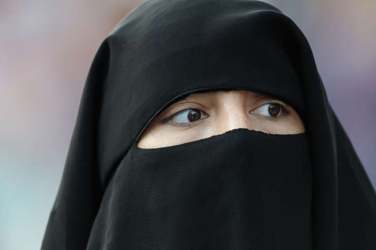 Muslimanka, ki se ni hotela rokovati z moškim, ostala brez državljanstva