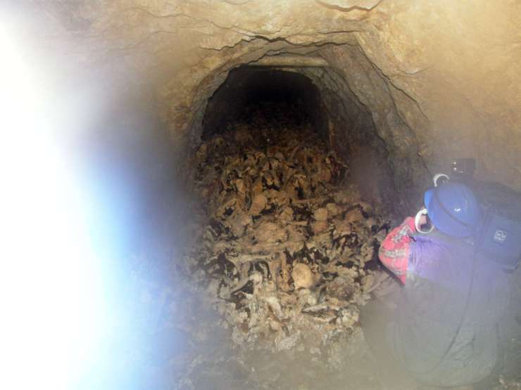Grozljivka iz Hude jame: ljudi porivali v globino, za njimi pa vrgli še kakšno bombo