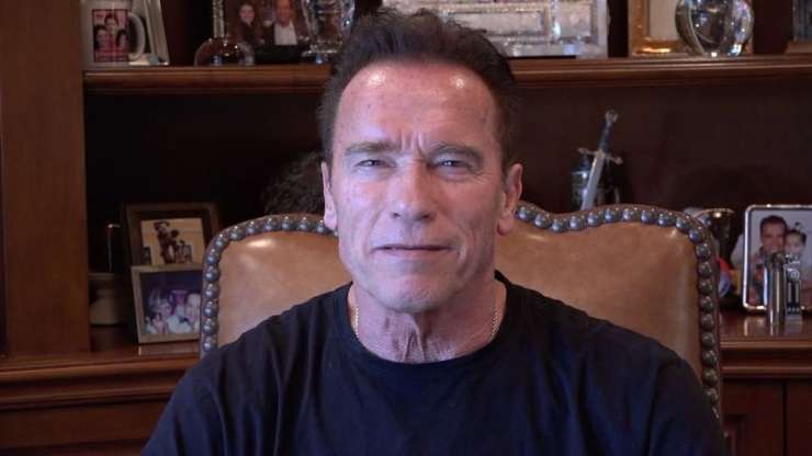 Arnold Schwarzenegger v samoizolaciji z osličkoma