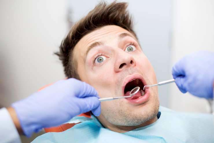 Študent se je izdajal za zobozdravnika in pacientki hudo poškodoval dlesni