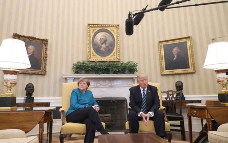 Nemci so užaljeni, Bela hiša pa zanika, da bi Trump nesramno ignoriral Merklovo
