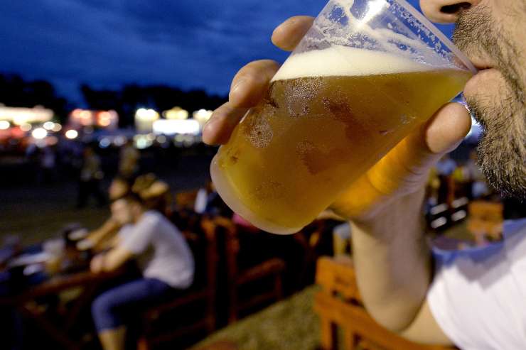 Na Češkem odpirajo lokale in točijo zastonj pivo