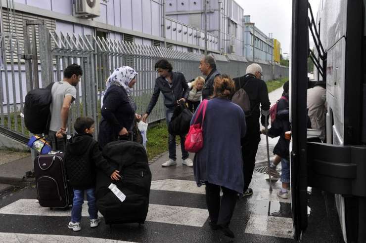 Oskrbo migrantov danes prevzema novi vladni urad