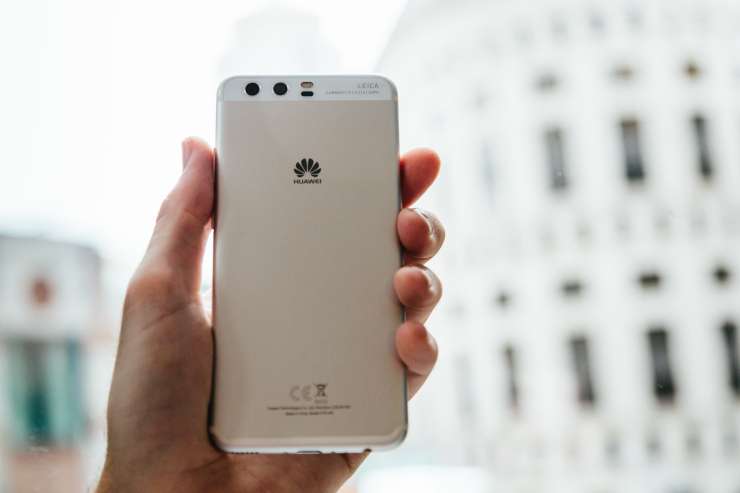 Huawei brez milosti do zaposlenih, ki uporabljajo konkurenčni iPhone