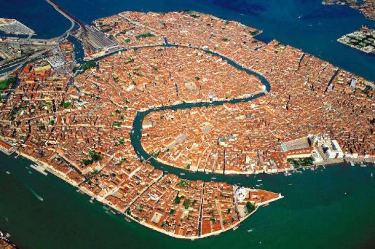 Turistična križarka v Benetkah trčila v ladjico in pomol