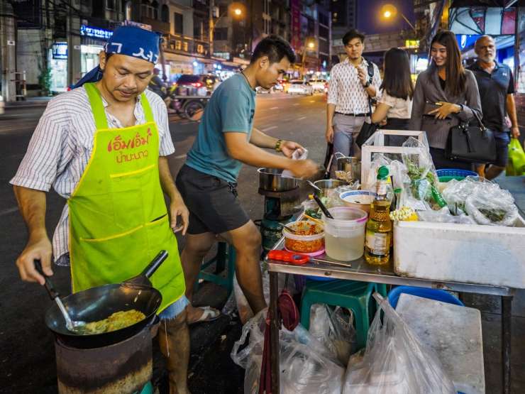 V Bangkoku prepoved uličnih stojnic s hrano: proč s kaosom, umazanijo