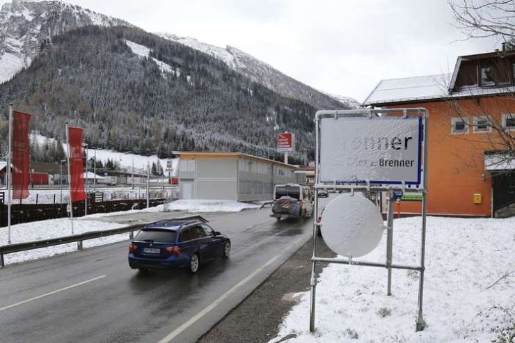 Aprilska zima povzroča kaos po Evropi: zaprte ceste, izpadi elektrike