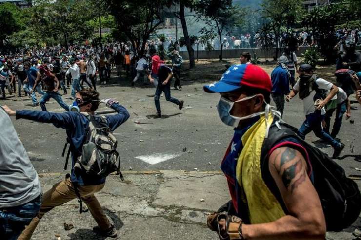 Vsaj tri smrtne žrtve krvavih protestov proti Maduru