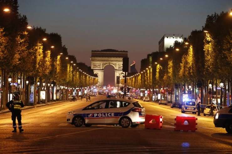 Džihadist IS v Parizu ubil policista, nato sam padel pod streli