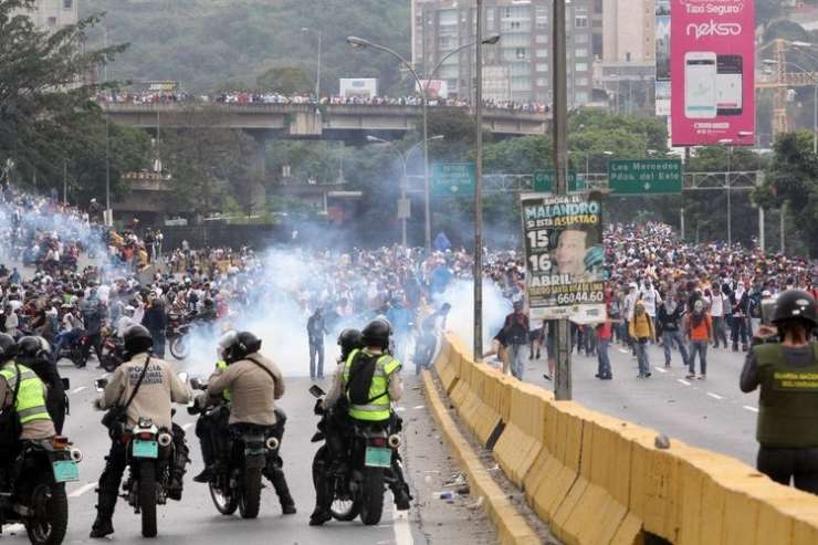V Venezueli sestradana množica plenila tovornjake s hrano; ustreljen je bil 19-letni mladenič