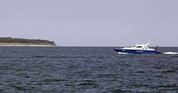 Policija v slovenskem morju lovila čolna, ki sta pobegnila proti Italiji