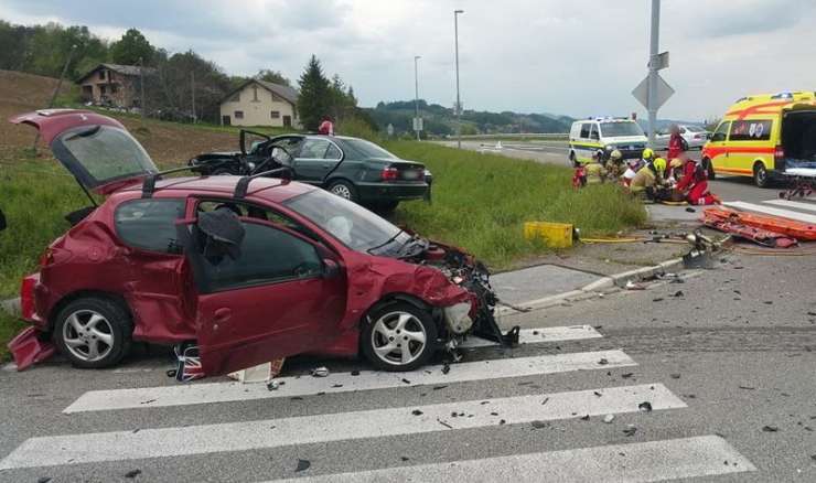 Huda nesreča na Štajerskem: umrl 77-letni moški, štirje poškodovani