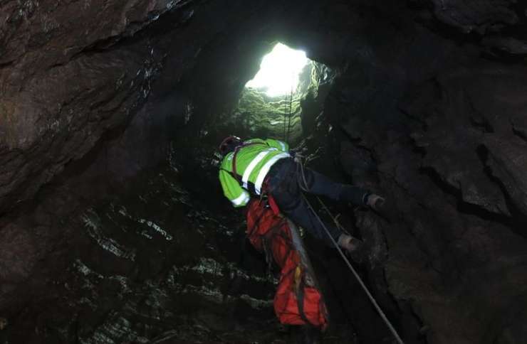 Iz kraške jame rešili mladoletna italijanska jamarja
