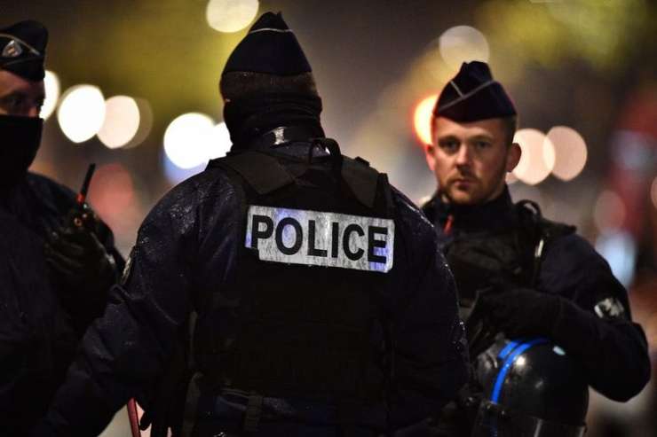 Nor dan v Franciji: v Avignonu moški grozil z orožjem, policija ga je ustrelila